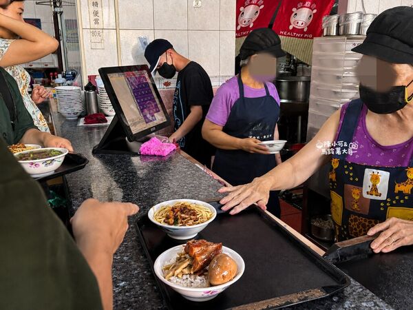 ▲▼康康豬豬血湯位在台中豐原，主打豬血湯、綜合湯與炒麵，是在地排隊早餐名店。（圖／《陳小可的吃喝玩樂》授權提供）
