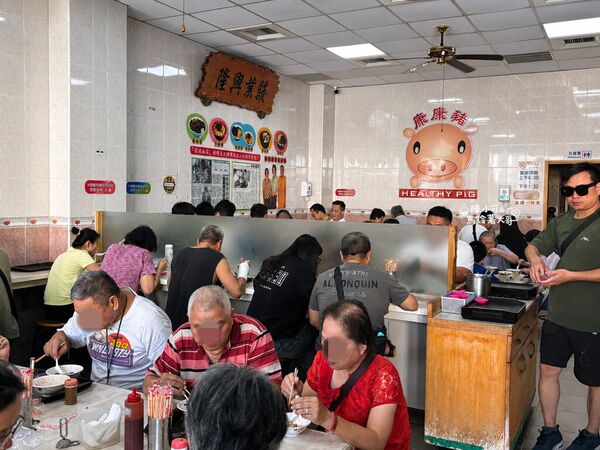 ▲▼康康豬豬血湯位在台中豐原，主打豬血湯、綜合湯與炒麵，是在地排隊早餐名店。（圖／《陳小可的吃喝玩樂》授權提供）