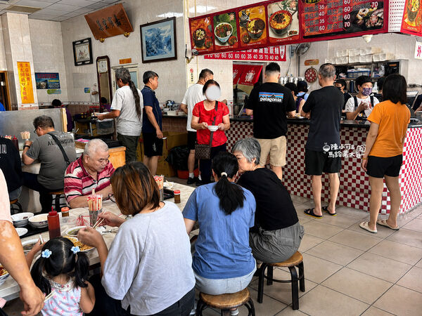 ▲▼康康豬豬血湯位在台中豐原，主打豬血湯、綜合湯與炒麵，是在地排隊早餐名店。（圖／《陳小可的吃喝玩樂》授權提供）