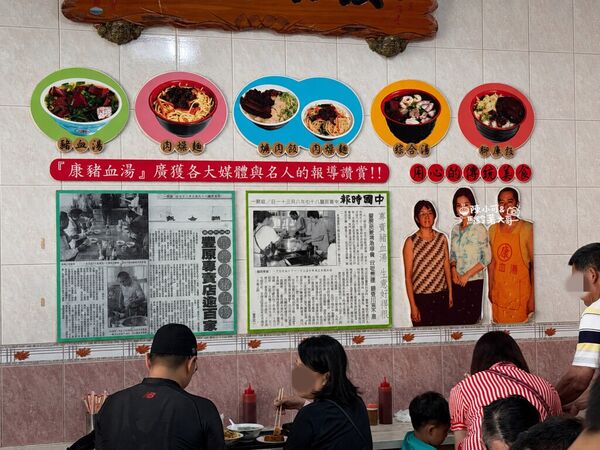 ▲▼康康豬豬血湯位在台中豐原，主打豬血湯、綜合湯與炒麵，是在地排隊早餐名店。（圖／《陳小可的吃喝玩樂》授權提供）