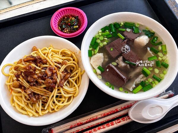 ▲▼康康豬豬血湯位在台中豐原，主打豬血湯、綜合湯與炒麵，是在地排隊早餐名店。（圖／《陳小可的吃喝玩樂》授權提供）