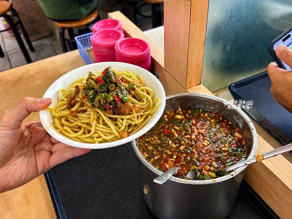 ▲▼康康豬豬血湯位在台中豐原，主打豬血湯、綜合湯與炒麵，是在地排隊早餐名店。（圖／《陳小可的吃喝玩樂》授權提供）