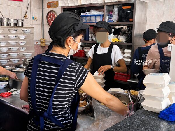 ▲▼康康豬豬血湯位在台中豐原，主打豬血湯、綜合湯與炒麵，是在地排隊早餐名店。（圖／《陳小可的吃喝玩樂》授權提供）