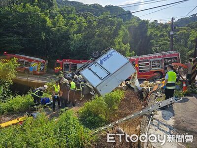 滿載玉米粒貨車山路翻覆!駕駛受困1小時 Doctor Car救援中