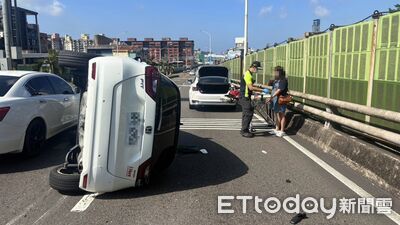 國1基隆大業隧道出口「超車失敗」自小客側翻　後方大堵車