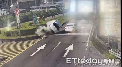 失控畫面曝!國1大業隧道出口轎車撞分隔島側翻 39歲女毒駕