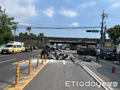 屏東自小客追撞拖板車!車身稀爛慘狀曝 2大1小送醫