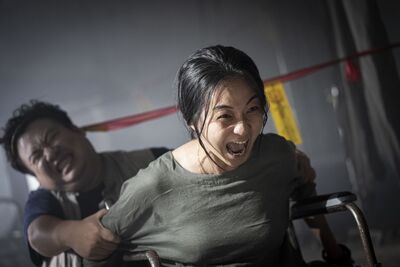 《粽邪4》肉搏戰來真的！　陳雪甄浴室「勒頸吊掛險窒息」拍到滿身瘀青