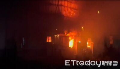 台南工廠凌晨大火！大量濃煙明火、濃煙竄出　90消防員緊急撲救中