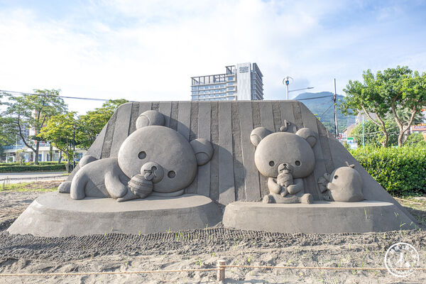 ▲▼2026八里城市沙雕展於新北市八里左岸公園登場，以三麗鷗San-X Universe角色打造16座沙雕作品，展至9月28日。（圖／《桃桃's旅人手札》授權提供）