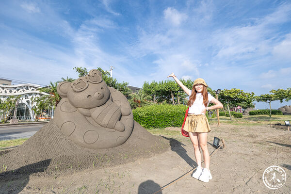 ▲▼2026八里城市沙雕展於新北市八里左岸公園登場，以三麗鷗San-X Universe角色打造16座沙雕作品，展至9月28日。（圖／《桃桃's旅人手札》授權提供）