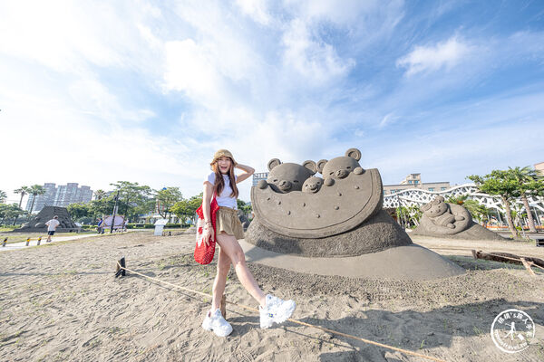 ▲▼2026八里城市沙雕展於新北市八里左岸公園登場，以三麗鷗San-X Universe角色打造16座沙雕作品，展至9月28日。（圖／《桃桃's旅人手札》授權提供）