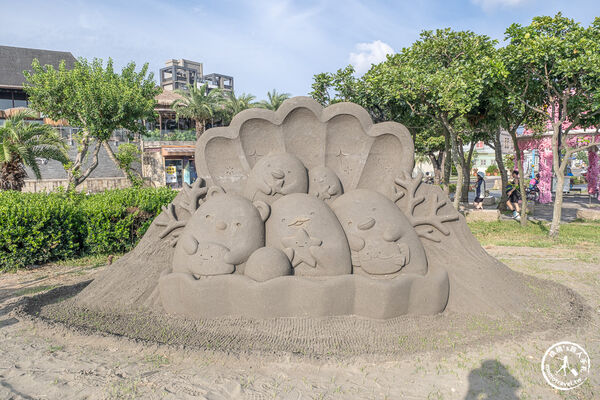 ▲▼2026八里城市沙雕展於新北市八里左岸公園登場，以三麗鷗San-X Universe角色打造16座沙雕作品，展至9月28日。（圖／《桃桃's旅人手札》授權提供）