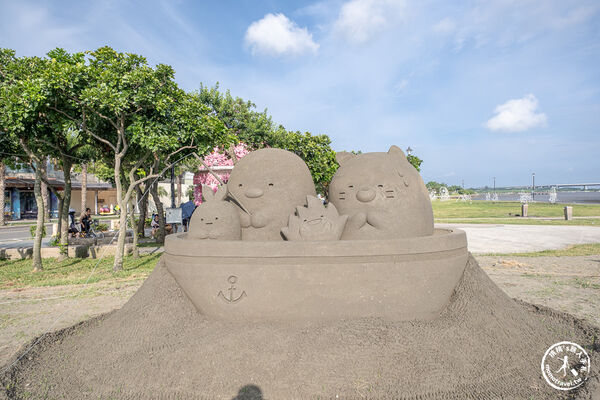 ▲▼2026八里城市沙雕展於新北市八里左岸公園登場，以三麗鷗San-X Universe角色打造16座沙雕作品，展至9月28日。（圖／《桃桃's旅人手札》授權提供）