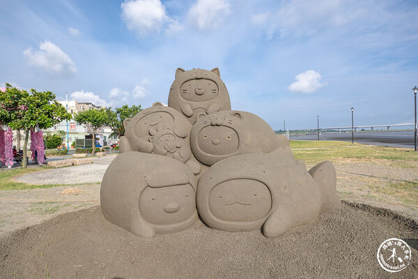 ▲▼2026八里城市沙雕展於新北市八里左岸公園登場，以三麗鷗San-X Universe角色打造16座沙雕作品，展至9月28日。（圖／《桃桃's旅人手札》授權提供）