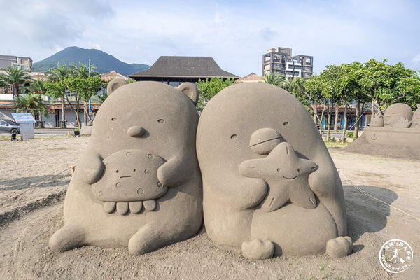▲▼2026八里城市沙雕展於新北市八里左岸公園登場，以三麗鷗San-X Universe角色打造16座沙雕作品，展至9月28日。（圖／《桃桃's旅人手札》授權提供）