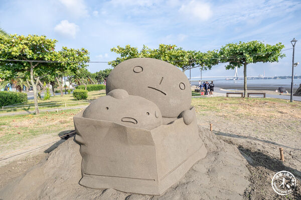 ▲▼2026八里城市沙雕展於新北市八里左岸公園登場，以三麗鷗San-X Universe角色打造16座沙雕作品，展至9月28日。（圖／《桃桃's旅人手札》授權提供）