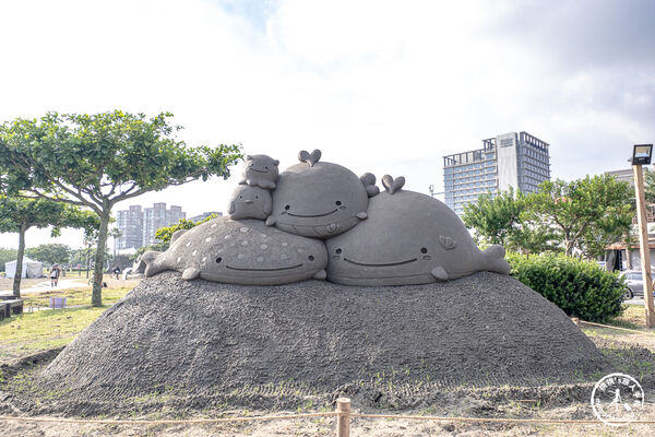 ▲▼2026八里城市沙雕展於新北市八里左岸公園登場，以三麗鷗San-X Universe角色打造16座沙雕作品，展至9月28日。（圖／《桃桃's旅人手札》授權提供）