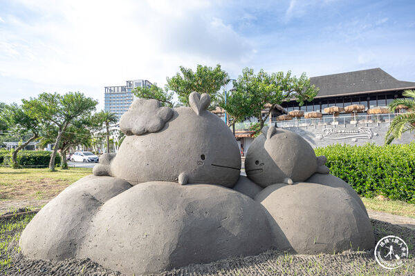 ▲▼2026八里城市沙雕展於新北市八里左岸公園登場，以三麗鷗San-X Universe角色打造16座沙雕作品，展至9月28日。（圖／《桃桃's旅人手札》授權提供）