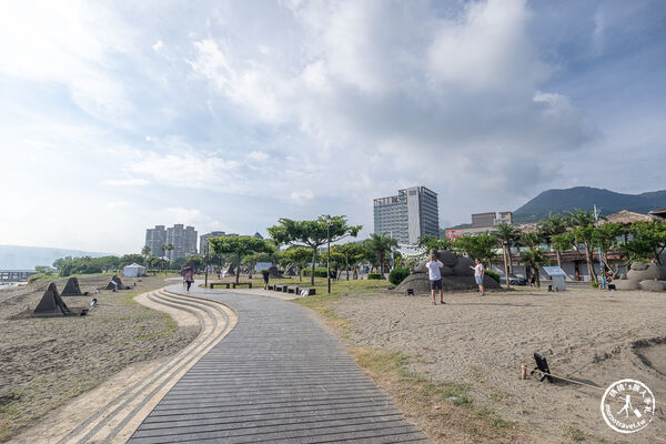 ▲▼2026八里城市沙雕展於新北市八里左岸公園登場，以三麗鷗San-X Universe角色打造16座沙雕作品，展至9月28日。（圖／《桃桃's旅人手札》授權提供）