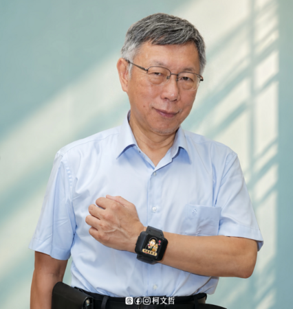 ▲▼柯文哲在社群平台貼出4張自己戴著貼著萊爾校長貼紙的電子手環的照片。（圖／翻攝自instagram／柯文哲）