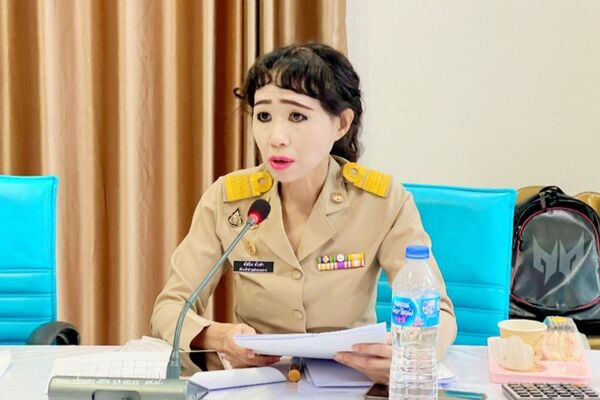 泰公務員「美豔妝容」爆紅！1張照吸萬人朝聖　網無視酸民狂讚：媽媽真漂亮