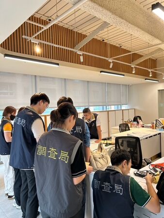 ▲▼調查局動員所屬9個外勤處站逾330人次，報請6個地檢署指揮搜索約談，同步查獲17家中資企業非法在台挖角高科技人才。（圖／調查局提供）
