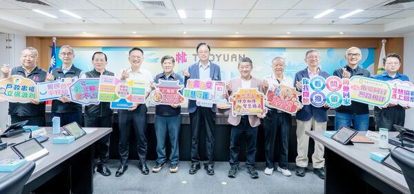 ▲桃園市長張善政表示，市府首創結合「桃園市民卡」APP的「失智親友協尋碼」服務，攜手仁海宮、慈護宮及景福宮推出三款專屬平安符。（圖／市府新聞處提供）