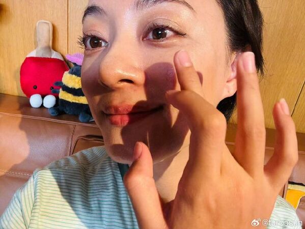 ▲▼孫儷出門妝容「全由12歲女兒包辦」：連朋友都說好看。（圖／翻攝自微博／turbosun）