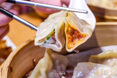 糯米辣椒、大紅椒包進鍋貼!三重新開麵食館「內用小米粥免費吃」