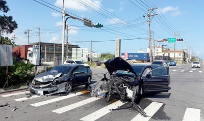 桃園新屋2車高速對撞！車頭瞬間粉碎畫面曝　1人受傷急送醫