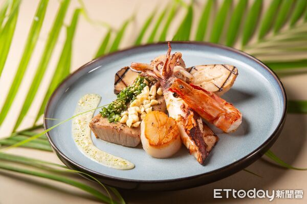 ▲台北萬豪Garden Kitchen主餐「碳烤鮪魚中脂綜合海鮮盤襯酒粕奶油醬」。（圖／台北萬豪提供）