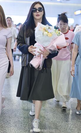 王祖賢以一身黑色造型搭配CHANEL白色運動鞋，現身上海機場，明星氣場依舊。（翻攝微博）
