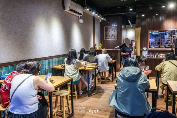 ▲▼食功夫集美店主打手工鍋貼蒸餃，內用小米粥吃到飽。（圖／《陳小可的吃喝玩樂》授權提供）