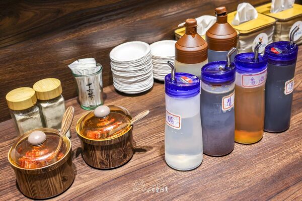 ▲▼食功夫集美店主打手工鍋貼蒸餃，內用小米粥吃到飽。（圖／《陳小可的吃喝玩樂》授權提供）