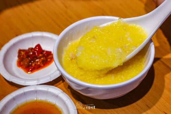 ▲▼食功夫集美店主打手工鍋貼蒸餃，內用小米粥吃到飽。（圖／《陳小可的吃喝玩樂》授權提供）