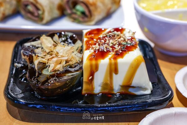 ▲▼食功夫集美店主打手工鍋貼蒸餃，內用小米粥吃到飽。（圖／《陳小可的吃喝玩樂》授權提供）