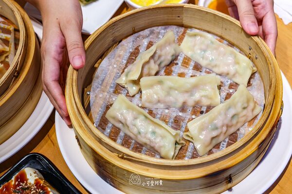 ▲▼食功夫集美店主打手工鍋貼蒸餃，內用小米粥吃到飽。（圖／《陳小可的吃喝玩樂》授權提供）