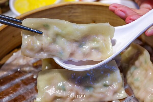 ▲▼食功夫集美店主打手工鍋貼蒸餃，內用小米粥吃到飽。（圖／《陳小可的吃喝玩樂》授權提供）