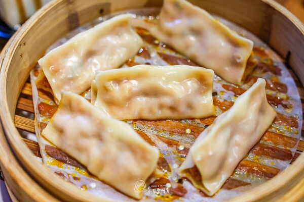 ▲▼食功夫集美店主打手工鍋貼蒸餃，內用小米粥吃到飽。（圖／《陳小可的吃喝玩樂》授權提供）
