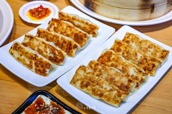 ▲▼食功夫集美店主打手工鍋貼蒸餃，內用小米粥吃到飽。（圖／《陳小可的吃喝玩樂》授權提供）