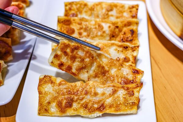 ▲▼食功夫集美店主打手工鍋貼蒸餃，內用小米粥吃到飽。（圖／《陳小可的吃喝玩樂》授權提供）