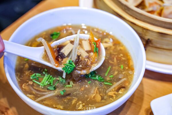 ▲▼食功夫集美店主打手工鍋貼蒸餃，內用小米粥吃到飽。（圖／《陳小可的吃喝玩樂》授權提供）