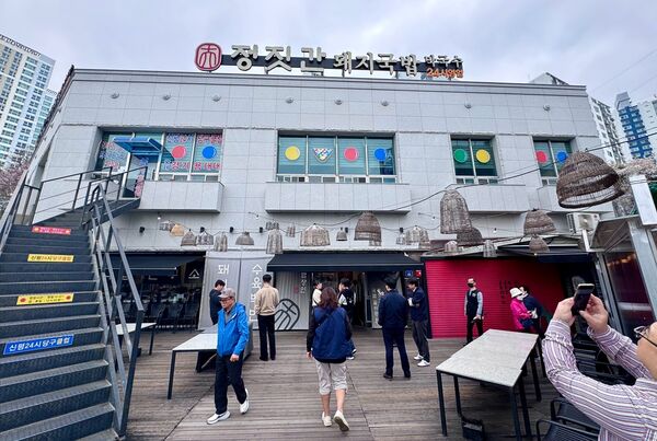 ▲▼釜山灶房新平總店以熬煮兩天的純白豬肉湯飯拿下米其林必比登。（圖／《小虎食夢網》授權提供）