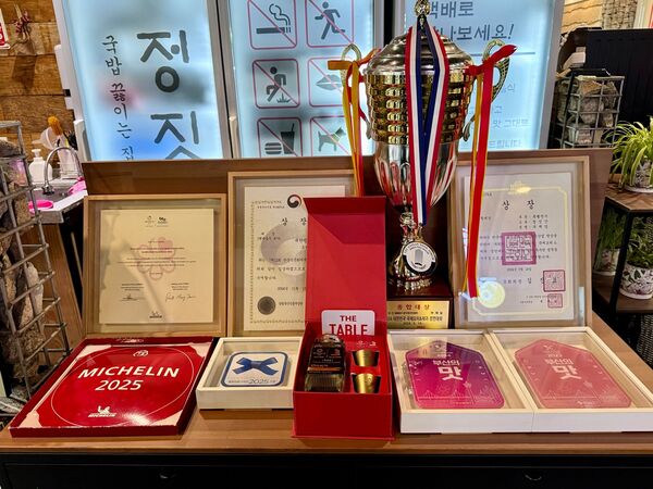 ▲▼釜山灶房新平總店以熬煮兩天的純白豬肉湯飯拿下米其林必比登。（圖／《小虎食夢網》授權提供）