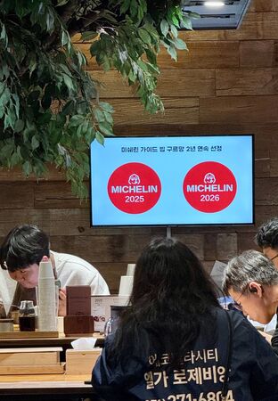 ▲▼釜山灶房新平總店以熬煮兩天的純白豬肉湯飯拿下米其林必比登。（圖／《小虎食夢網》授權提供）