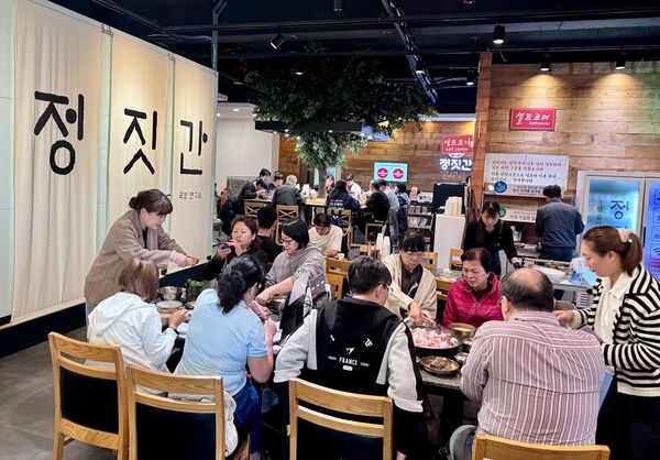 ▲▼釜山灶房新平總店以熬煮兩天的純白豬肉湯飯拿下米其林必比登。（圖／《小虎食夢網》授權提供）