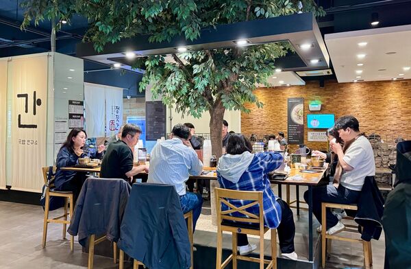 ▲▼釜山灶房新平總店以熬煮兩天的純白豬肉湯飯拿下米其林必比登。（圖／《小虎食夢網》授權提供）
