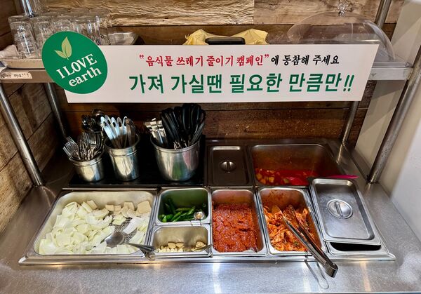 ▲▼釜山灶房新平總店以熬煮兩天的純白豬肉湯飯拿下米其林必比登。（圖／《小虎食夢網》授權提供）
