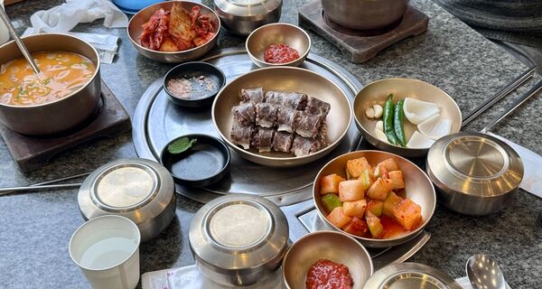 ▲▼釜山灶房新平總店以熬煮兩天的純白豬肉湯飯拿下米其林必比登。（圖／《小虎食夢網》授權提供）